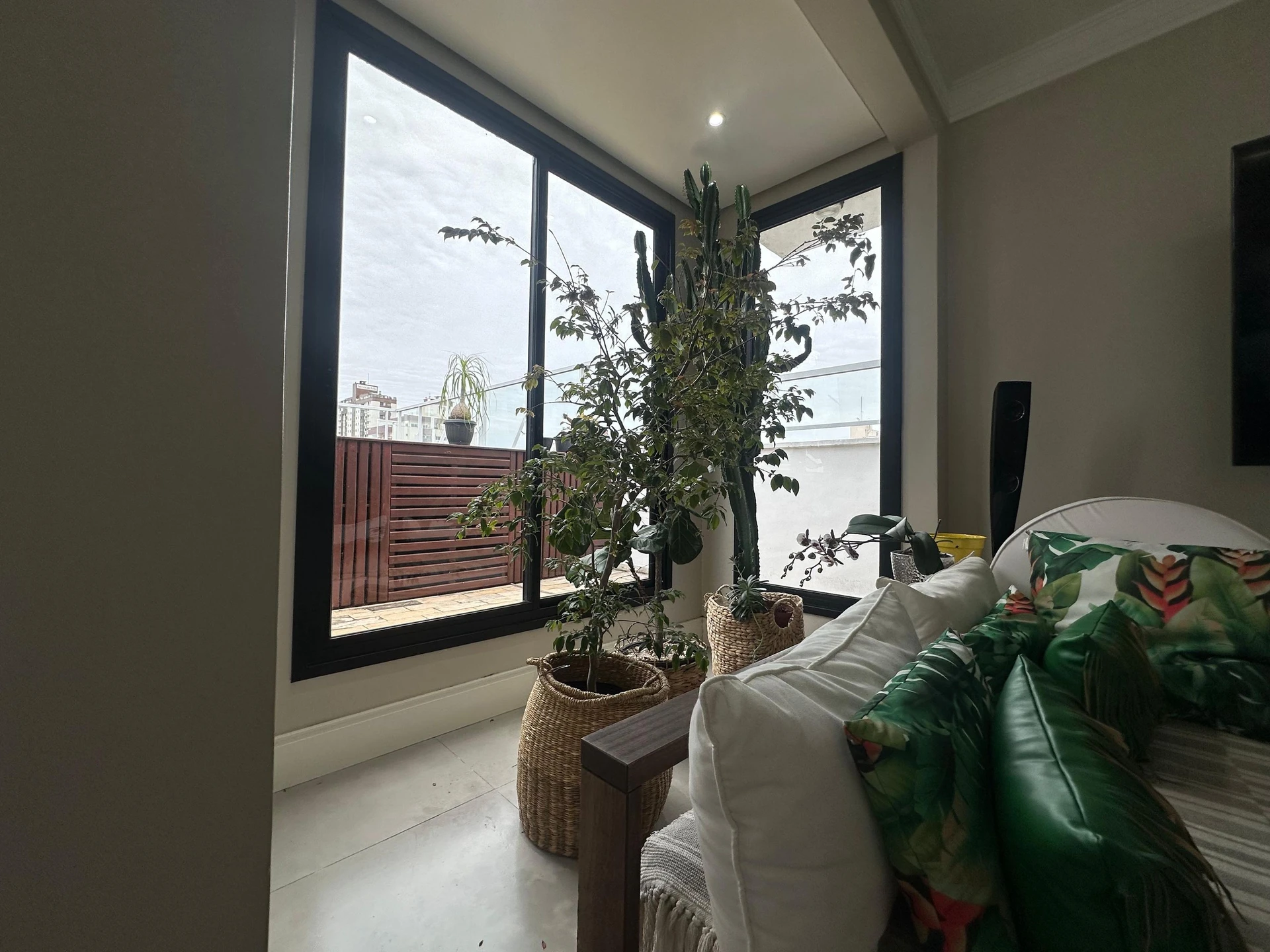Furnished apartment, 429 m², with floor-to-ceiling windows — photo 9