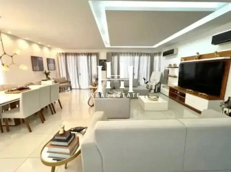 Casa mobiliada com 6 suítes e piscina compartilhada