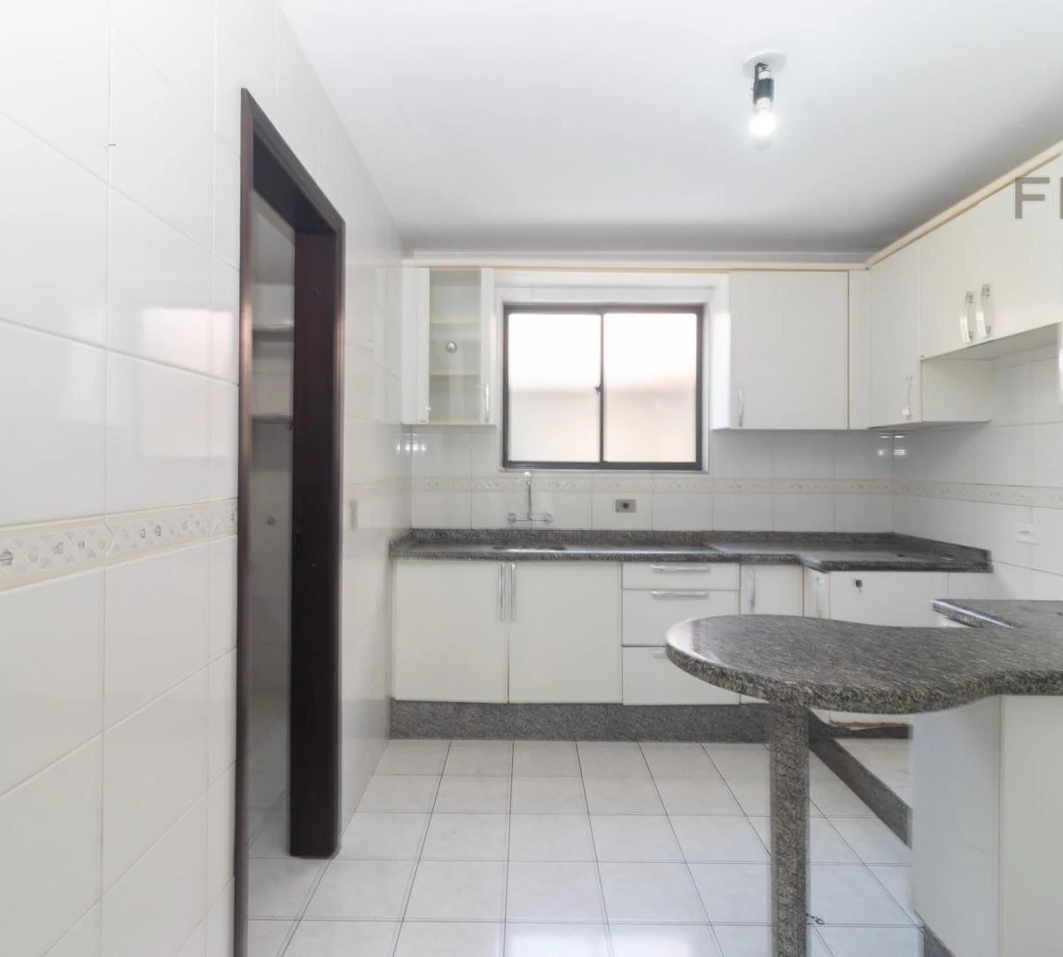 4-bedroom house with a bathtub in Curitiba — photo 11