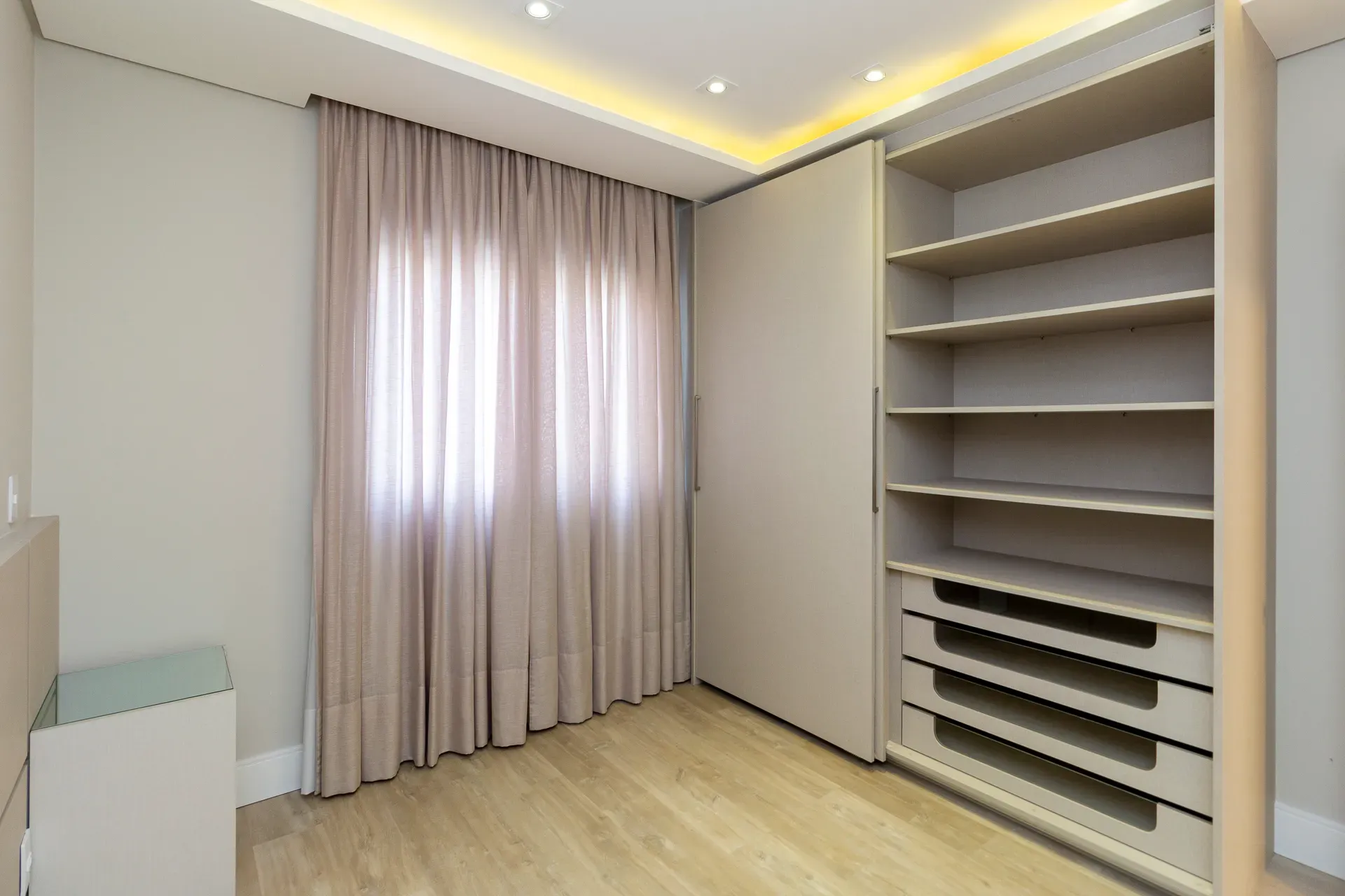 Unfurnished 4-bedroom apartment with 5 bathrooms — photo 54