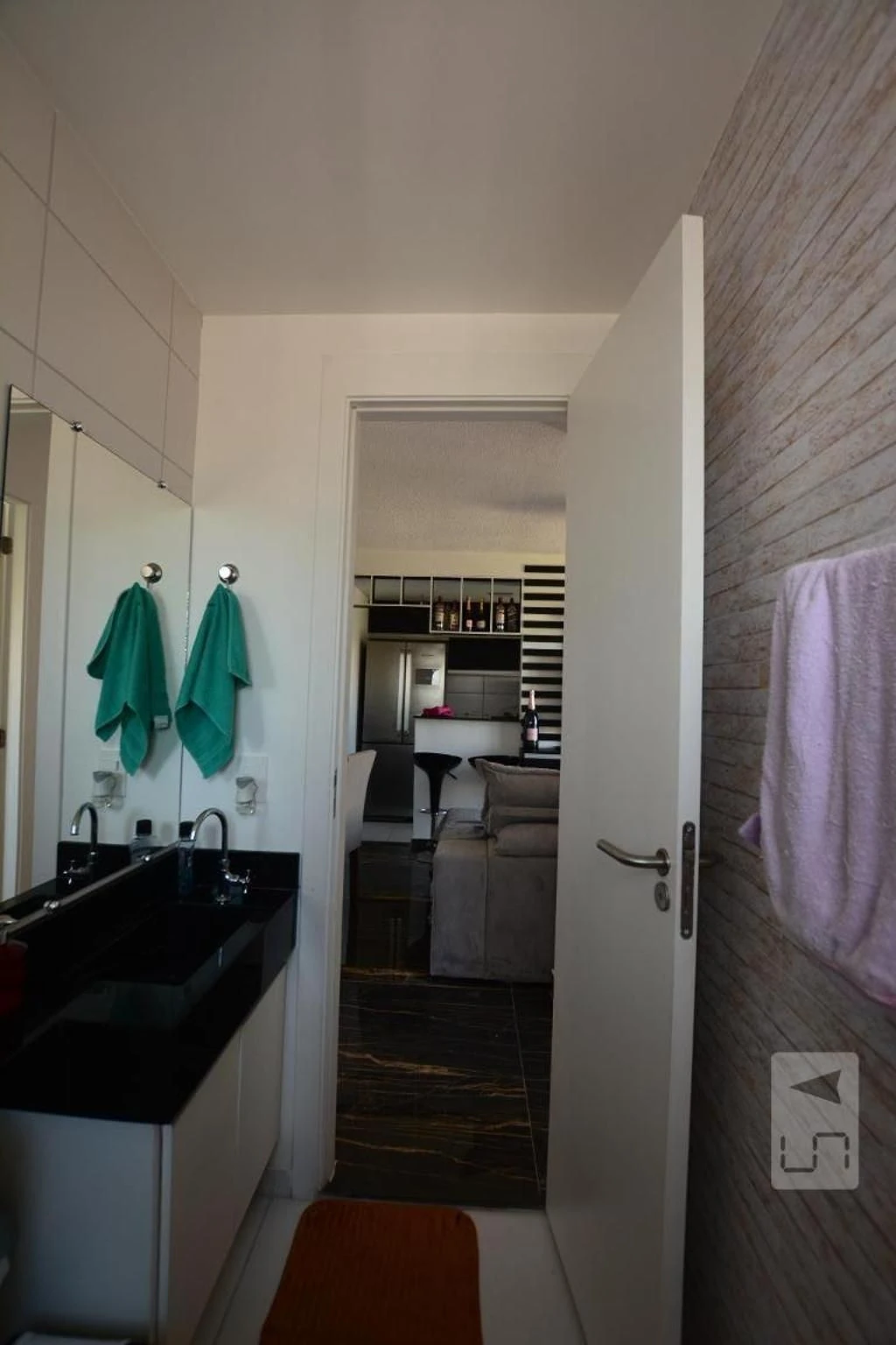 Furnished 2-bedroom apartment with open-plan kitchen — photo 2