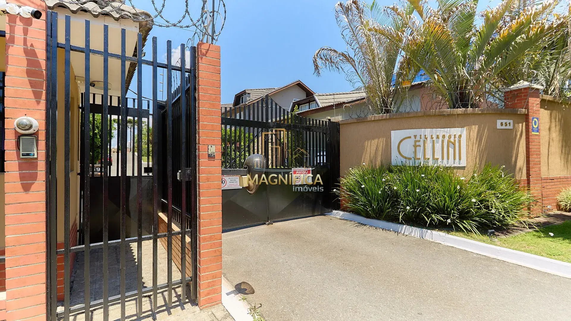 House with 4 bedrooms and 3 en-suite suites, 4 parking spaces — photo 73