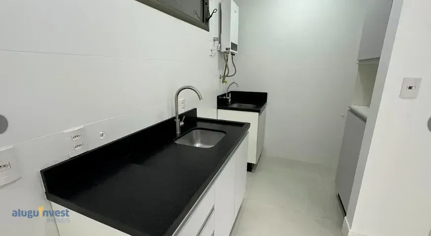 Unfurnished studio with open-plan gas kitchen and parking — photo 2