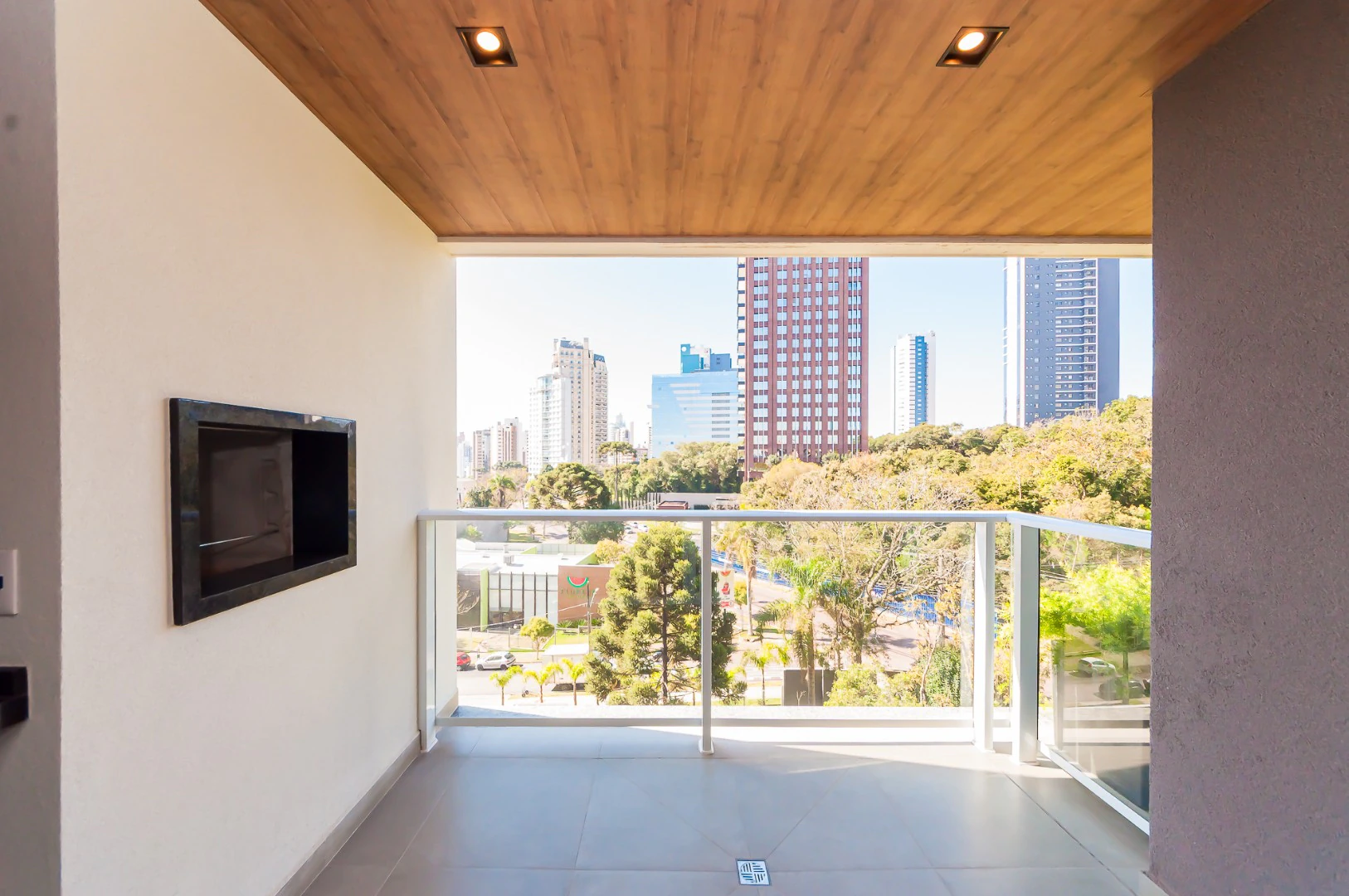 Apartamento com varanda envidraçada, Campo Comprido