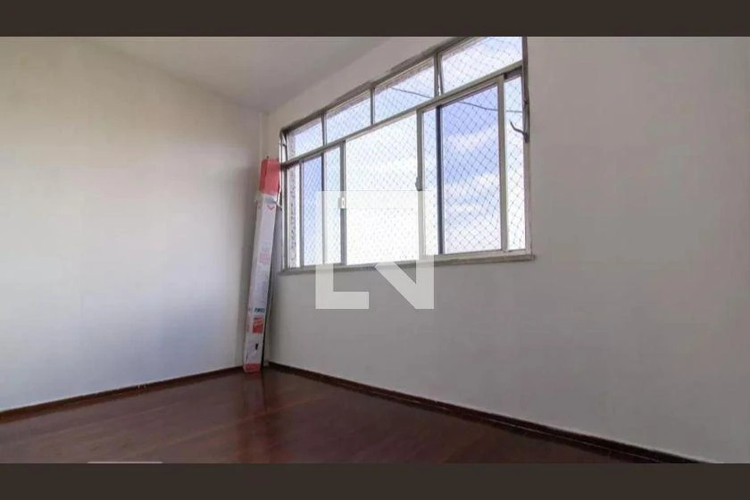 2-bedroom apartment with wood or laminate floors — photo 9