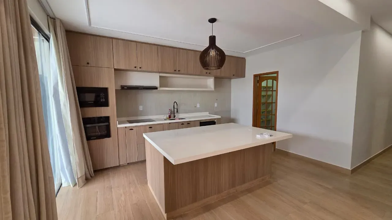 3 quartos e janelas do piso ao teto: casa de 200 m²