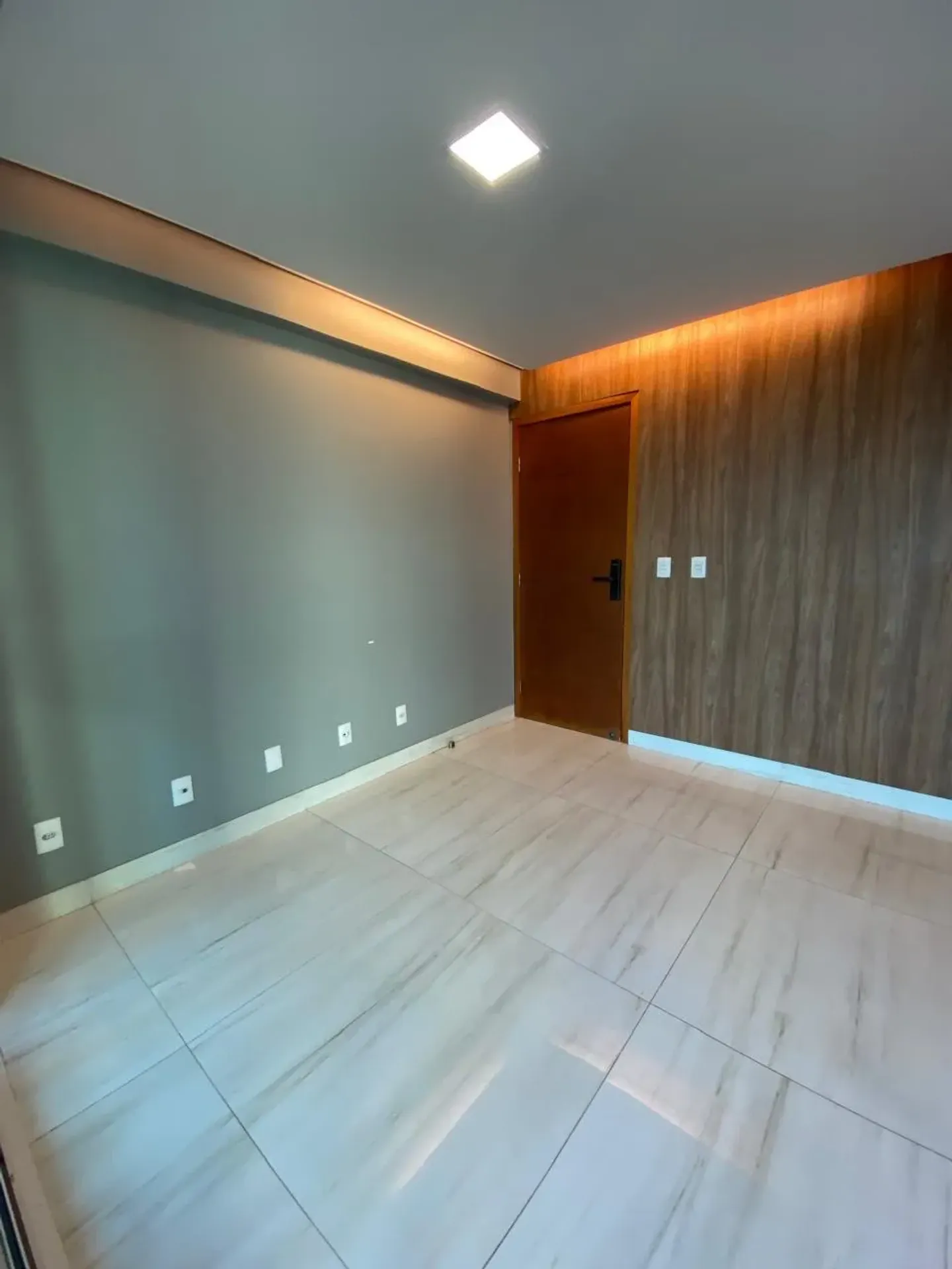 Glass-enclosed balcony in a 3-bedroom apartment, 125 m² — photo 14