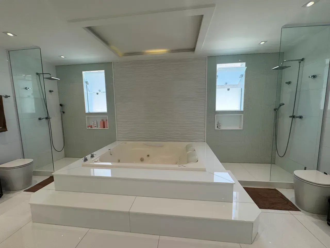 Furnished house, 750 m², with floor-to-ceiling windows — photo 17