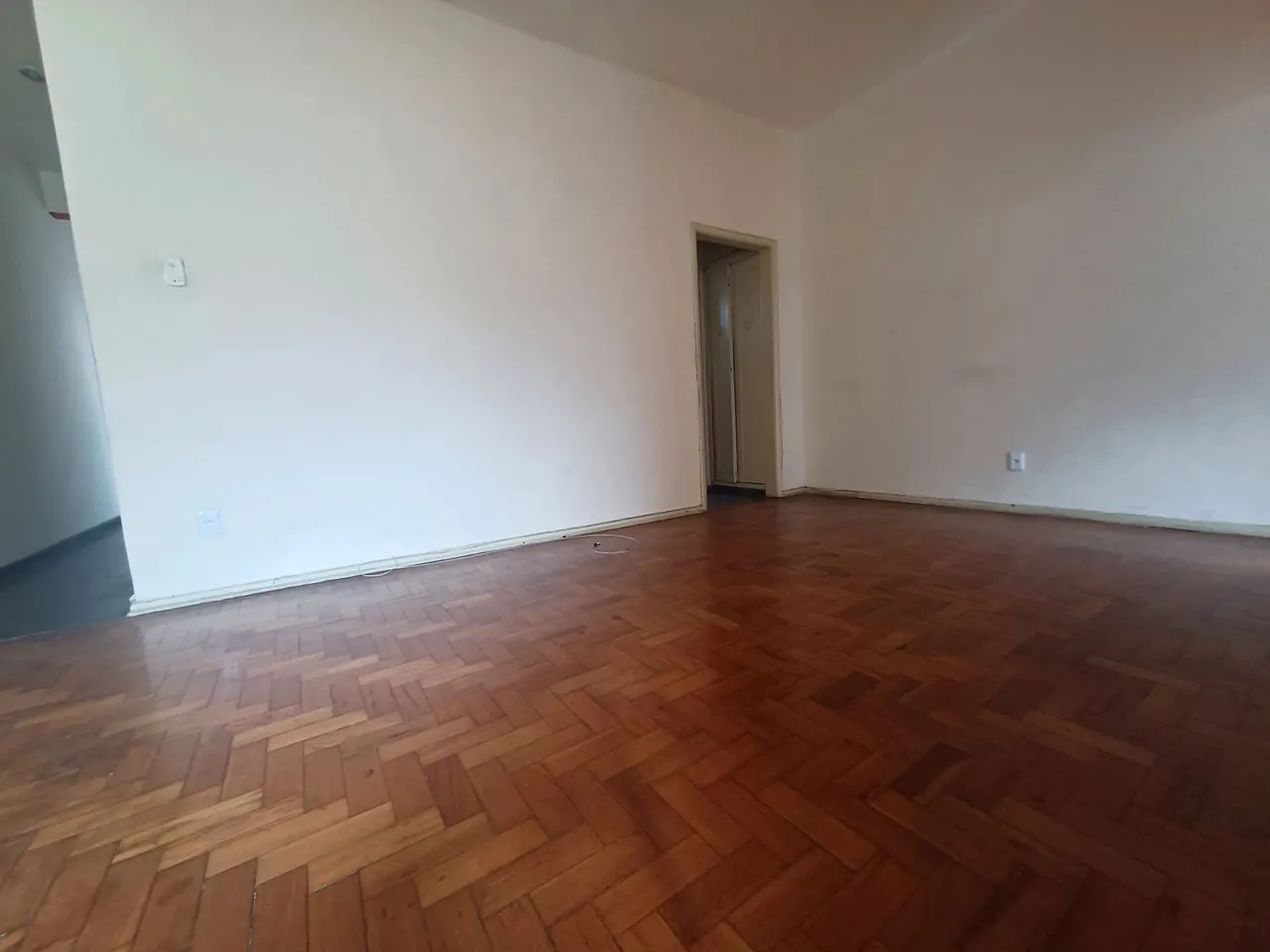 Apartamento sin amueblar de 2 habitaciones con suelo de madera — photo 10