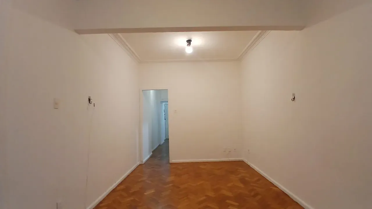 Studio on the 1st floor with wood or laminate floors — photo 11
