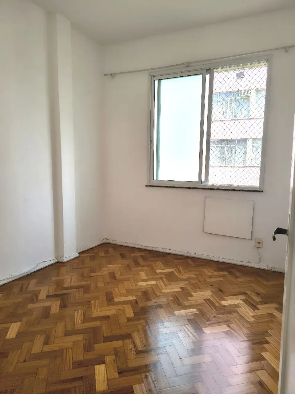 Wood or laminate floors in a 2-bedroom apartment, 72 m² — photo 4