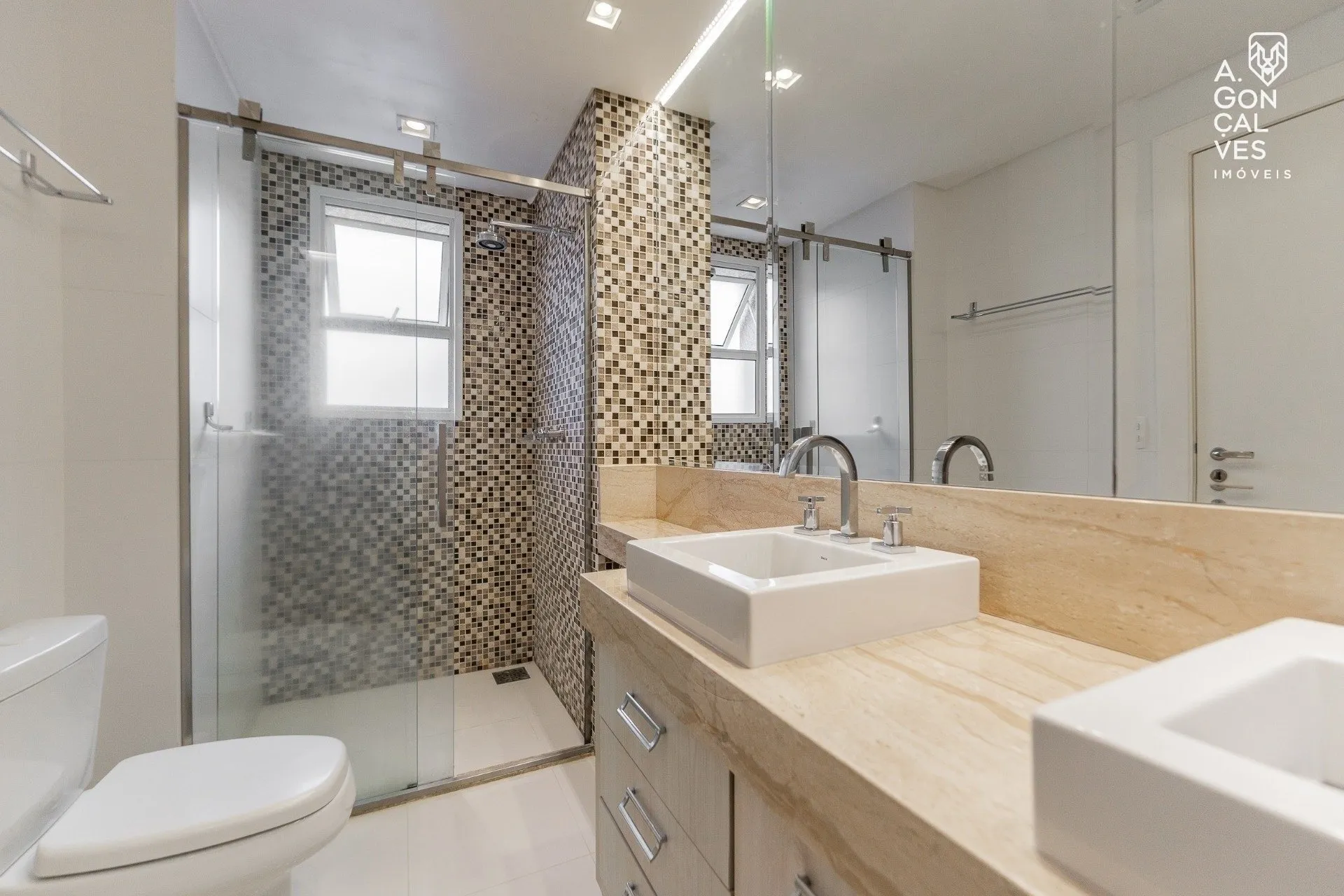 Квартира с 3 спальнями, 5 санузлами и 3 местами — photo 32