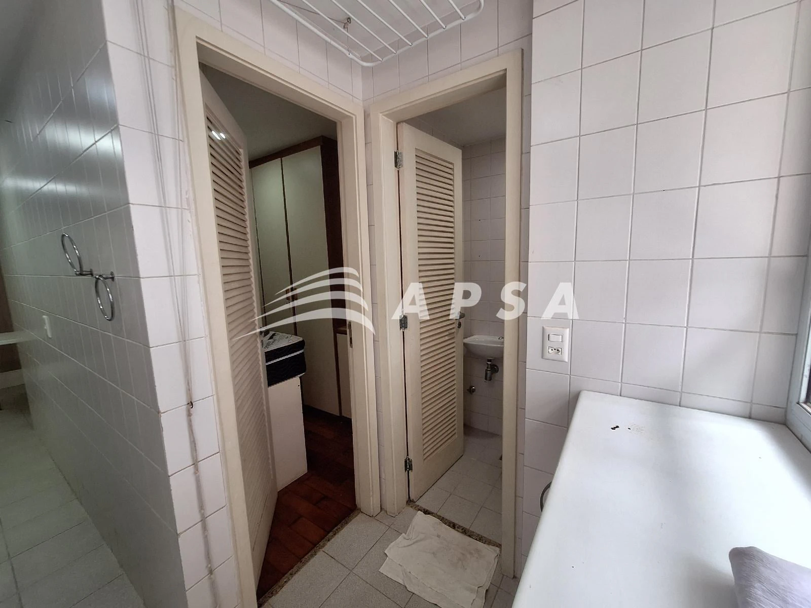 Balcony with a grill in a 2-bedroom apartment, 98 m² — photo 16