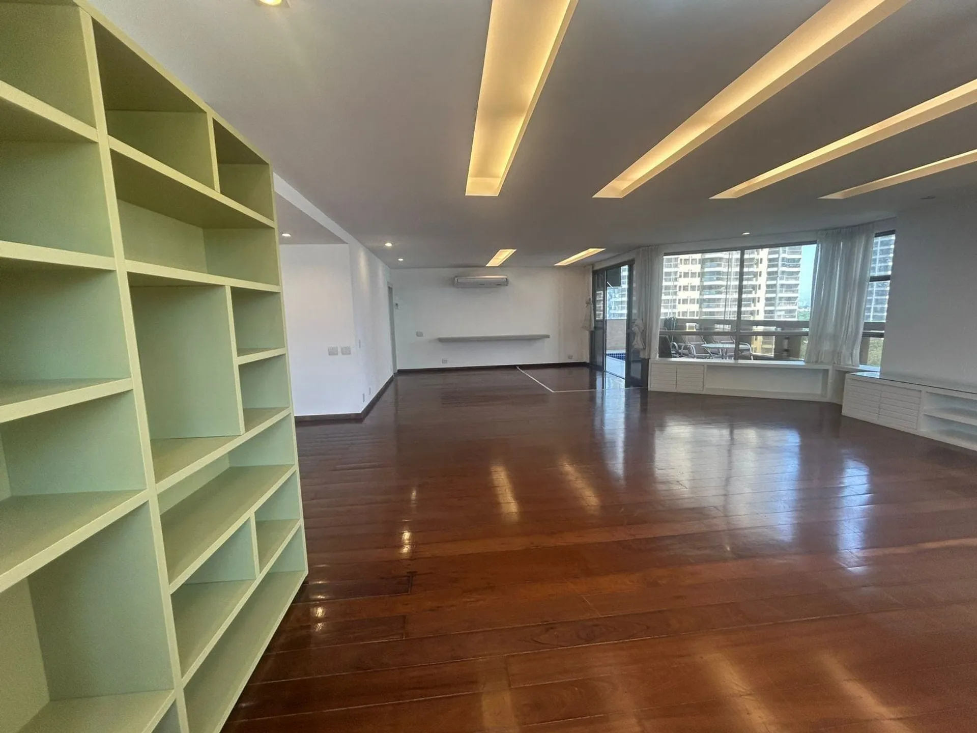 Apartment with 4 bedrooms and an enclosed balcony — photo 6