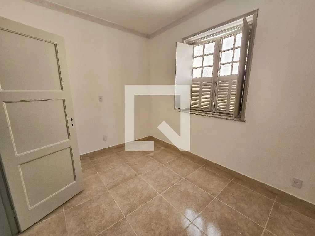 Apartment with 2 bedrooms and a glass-enclosed shower — photo 12