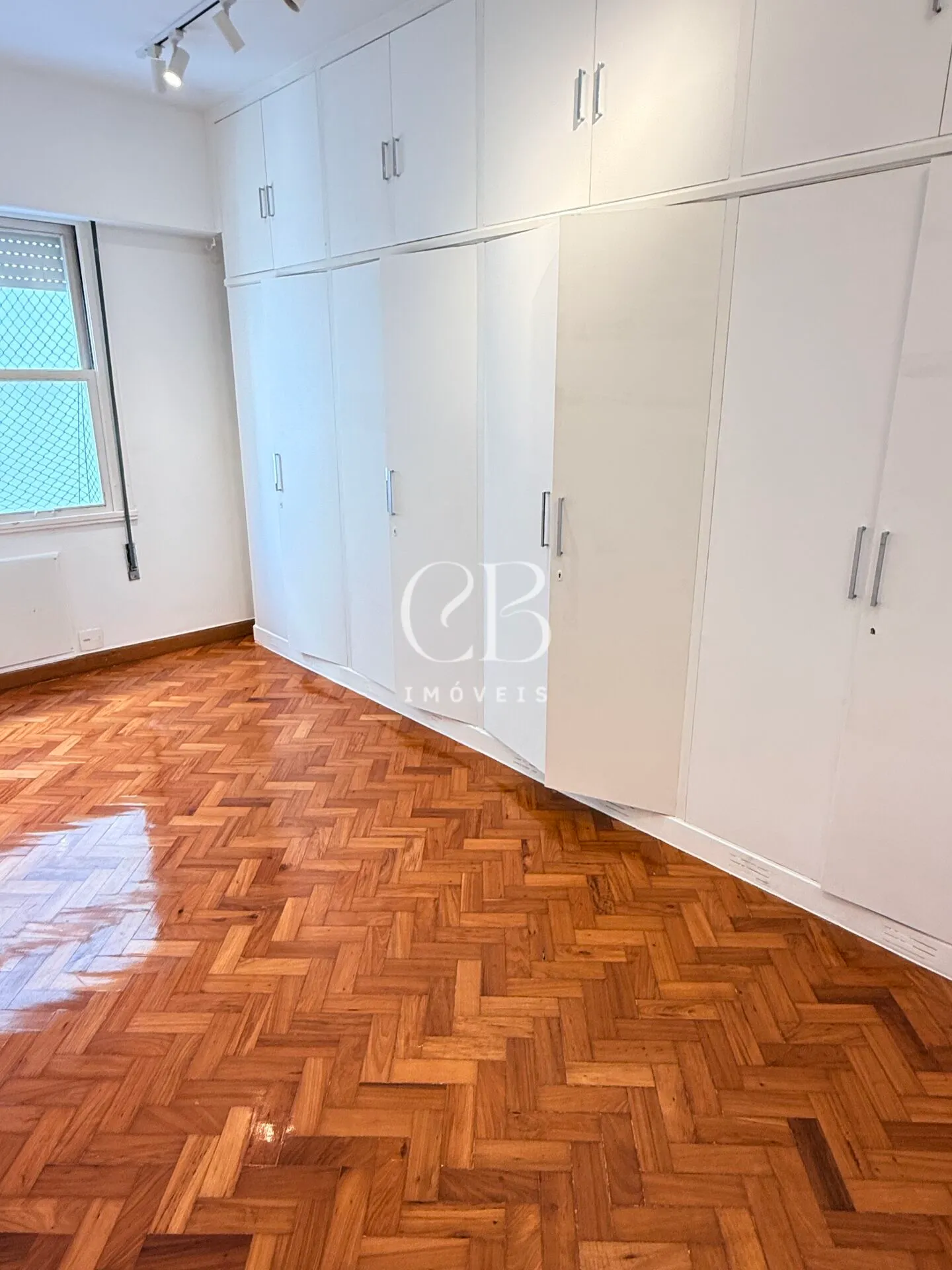 Apartment with 4 bedrooms and a glass-enclosed balcony — photo 13