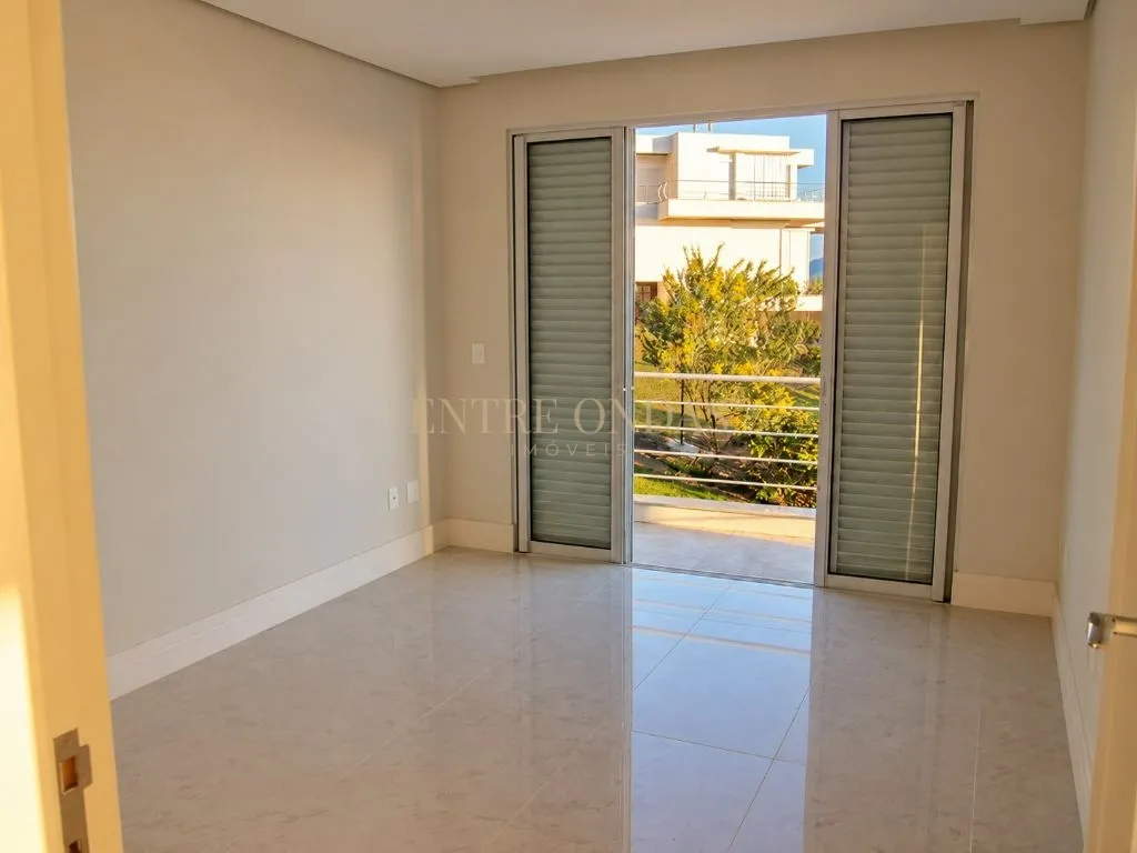 718 m² house with a water view and floor-to-ceiling windows — photo 6
