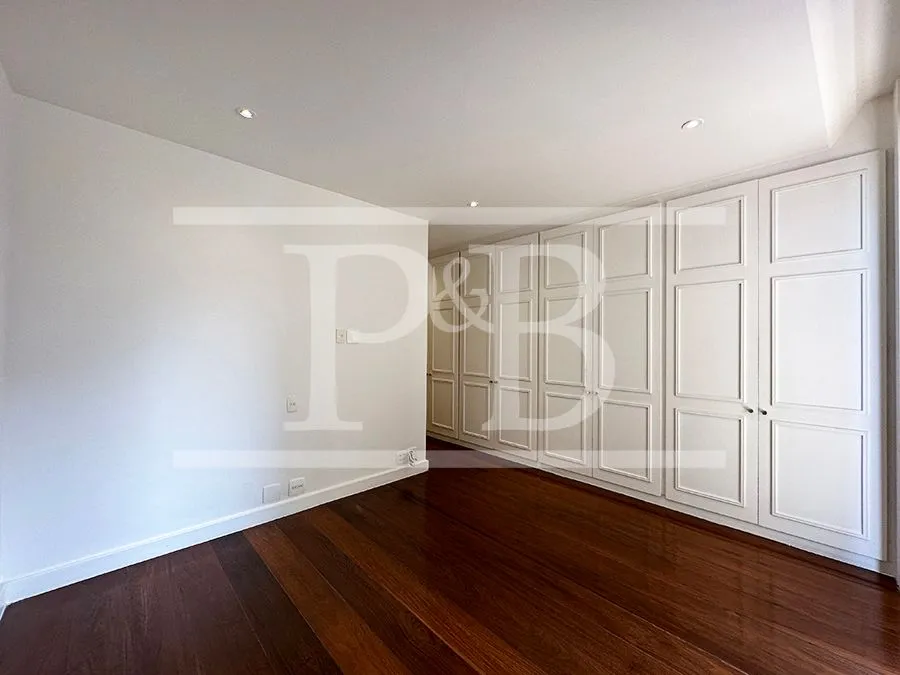 Квартира з 4 спальнями та балконом 410 м² — photo 31