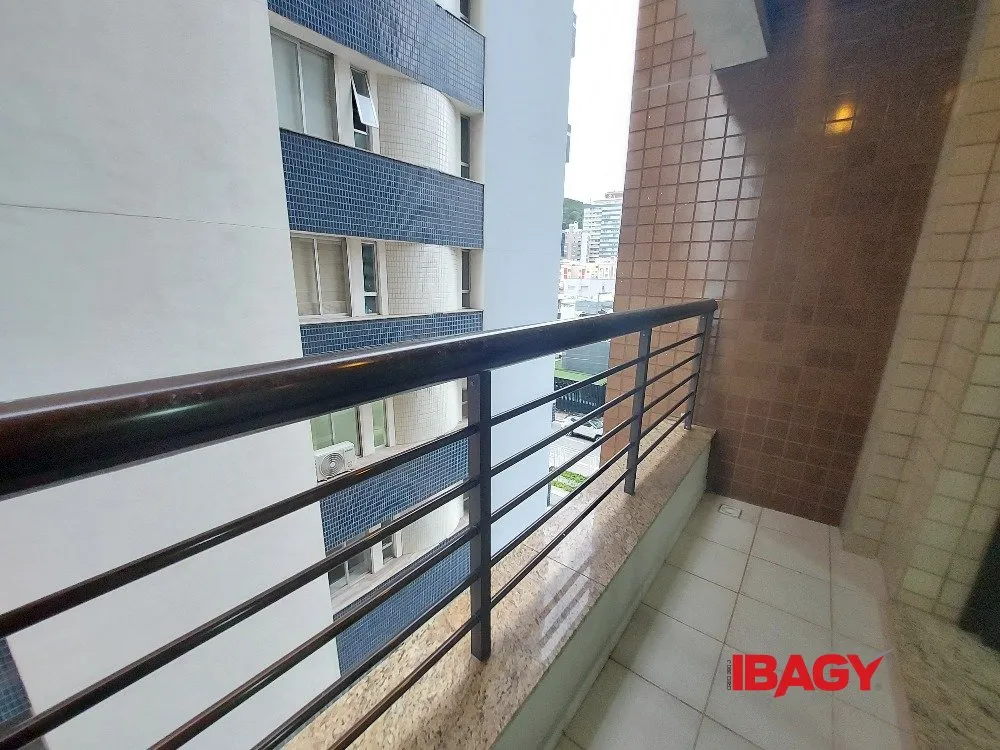 4-bedroom apartment with 2 en-suite baths and enclosed kitchen — photo 13