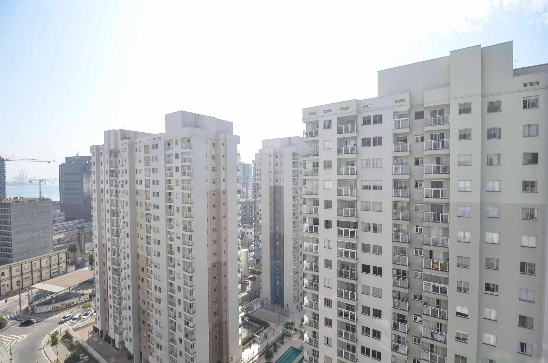 Apartamento de 2 quartos com varanda fechada de vidro — photo 19