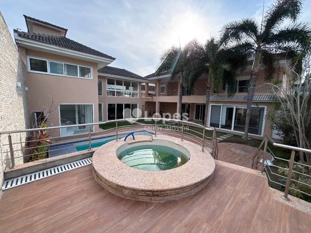 Unfurnished house with 7 bedrooms and 10 bathrooms — photo 32