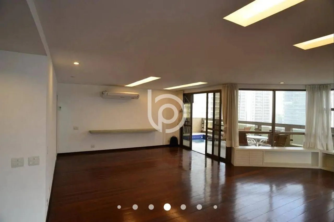 4-bedroom apartment with a closed kitchen and gas stove — photo 3
