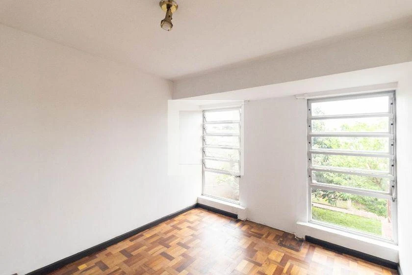 3-bedroom house with wood or laminate floors in Curitiba — photo 28