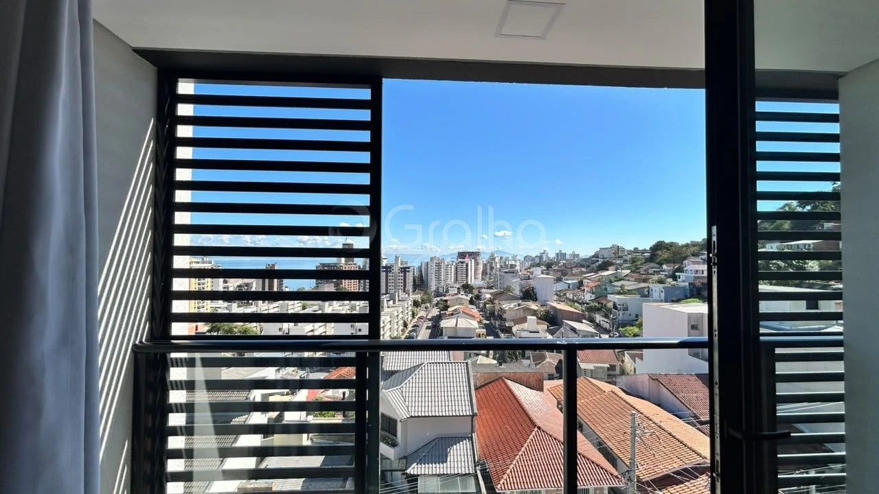 30 m² studio with floor-to-ceiling windows and a home office — photo 14
