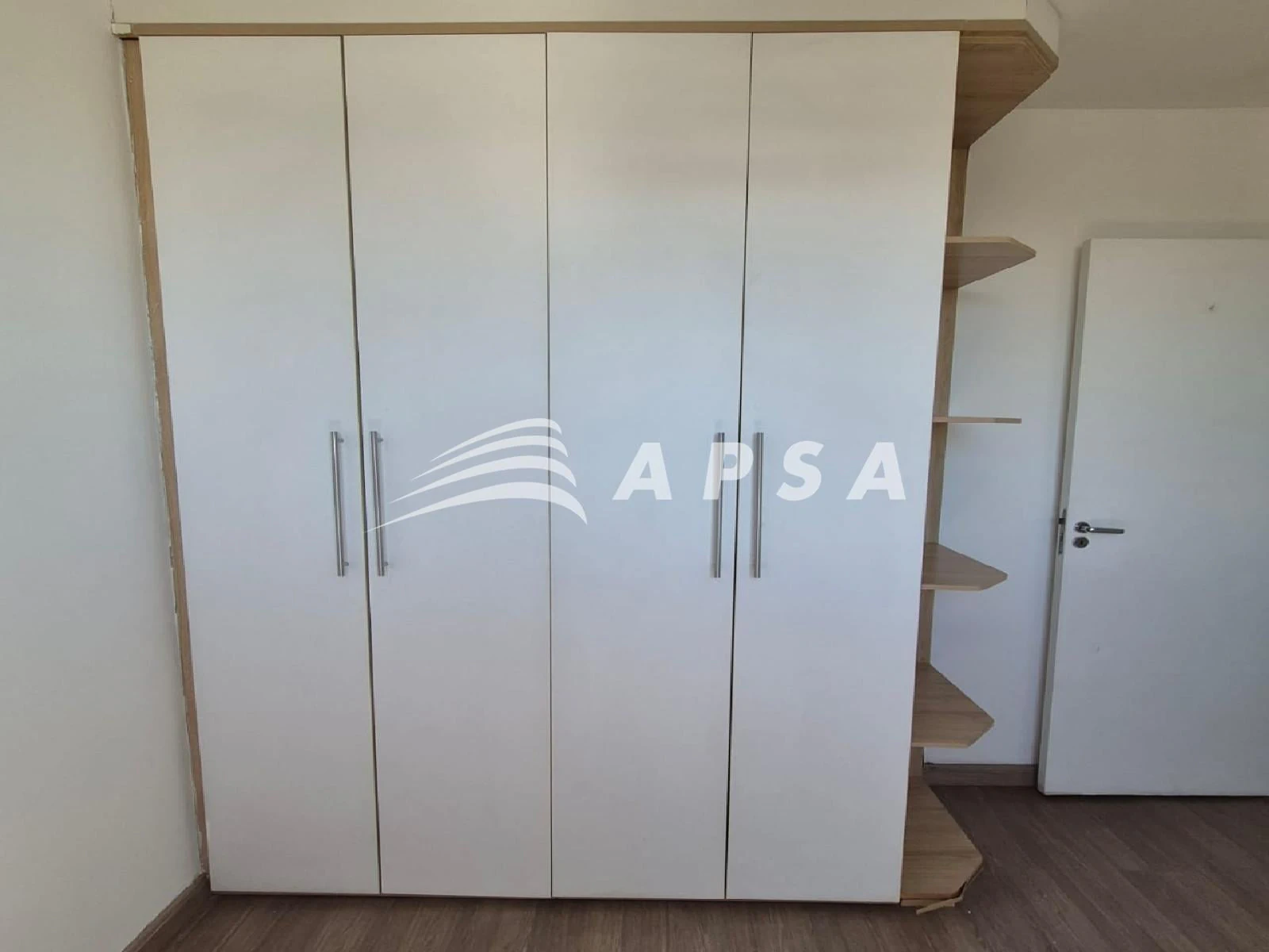 Apartamento de 2 quartos com piso de madeira ou laminado — photo 20