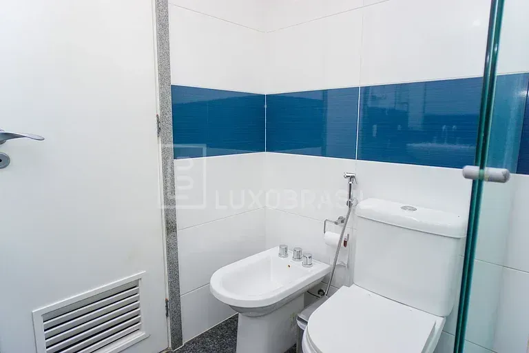 Furnished 4-bedroom apartment with 245 m² — photo 32