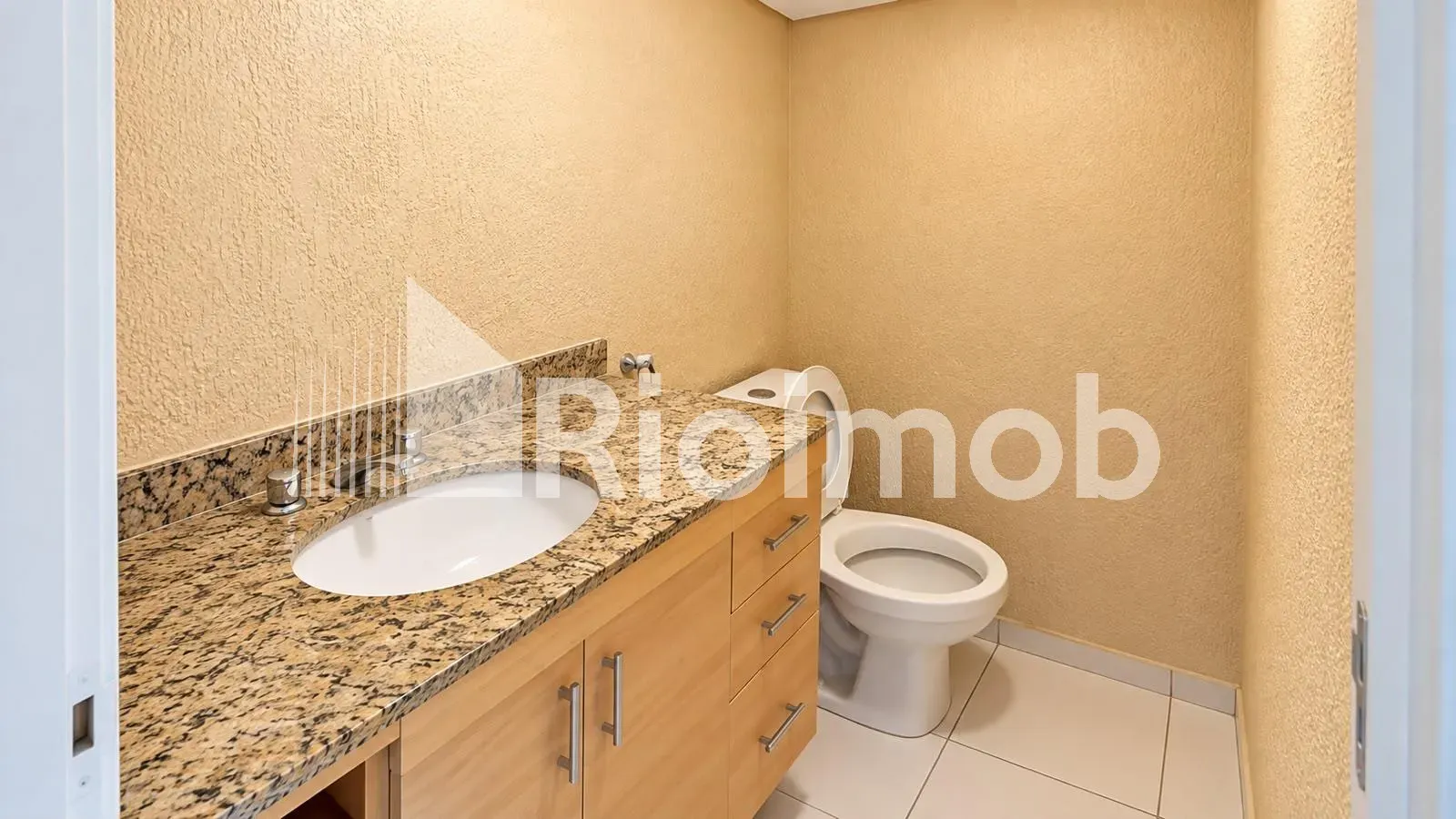 Balcony with a grill in a 3-bedroom apartment, 183 m² — photo 4