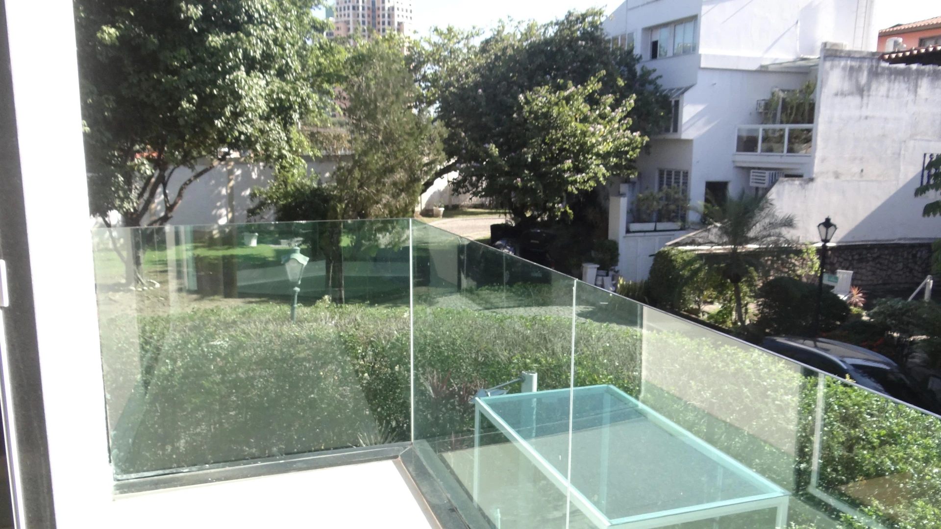 Casa de 384 m² com janelas do piso ao teto e varanda gourmet — photo 110