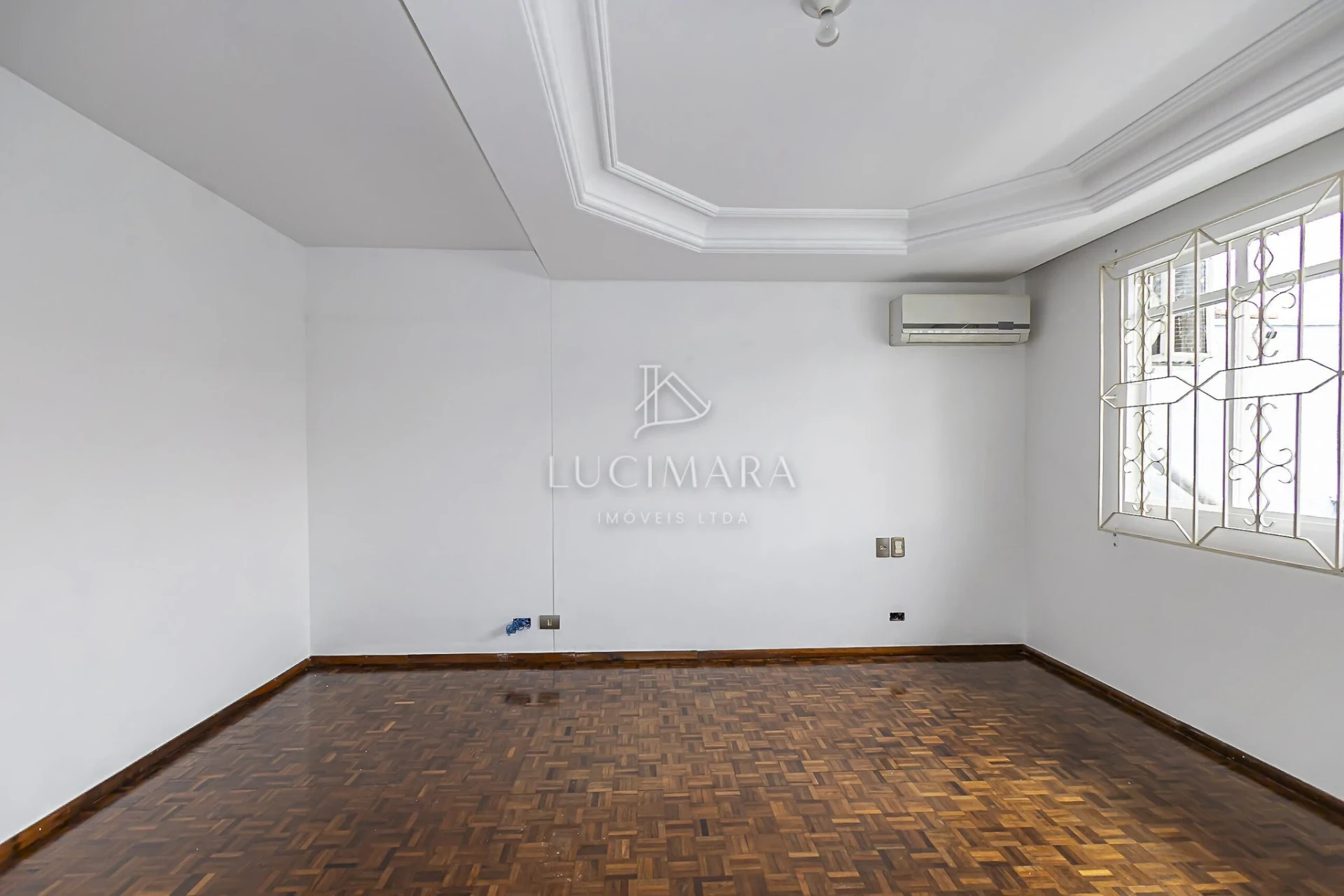 Wood or laminate floors in a 2-bedroom house, 170 m² — photo 12