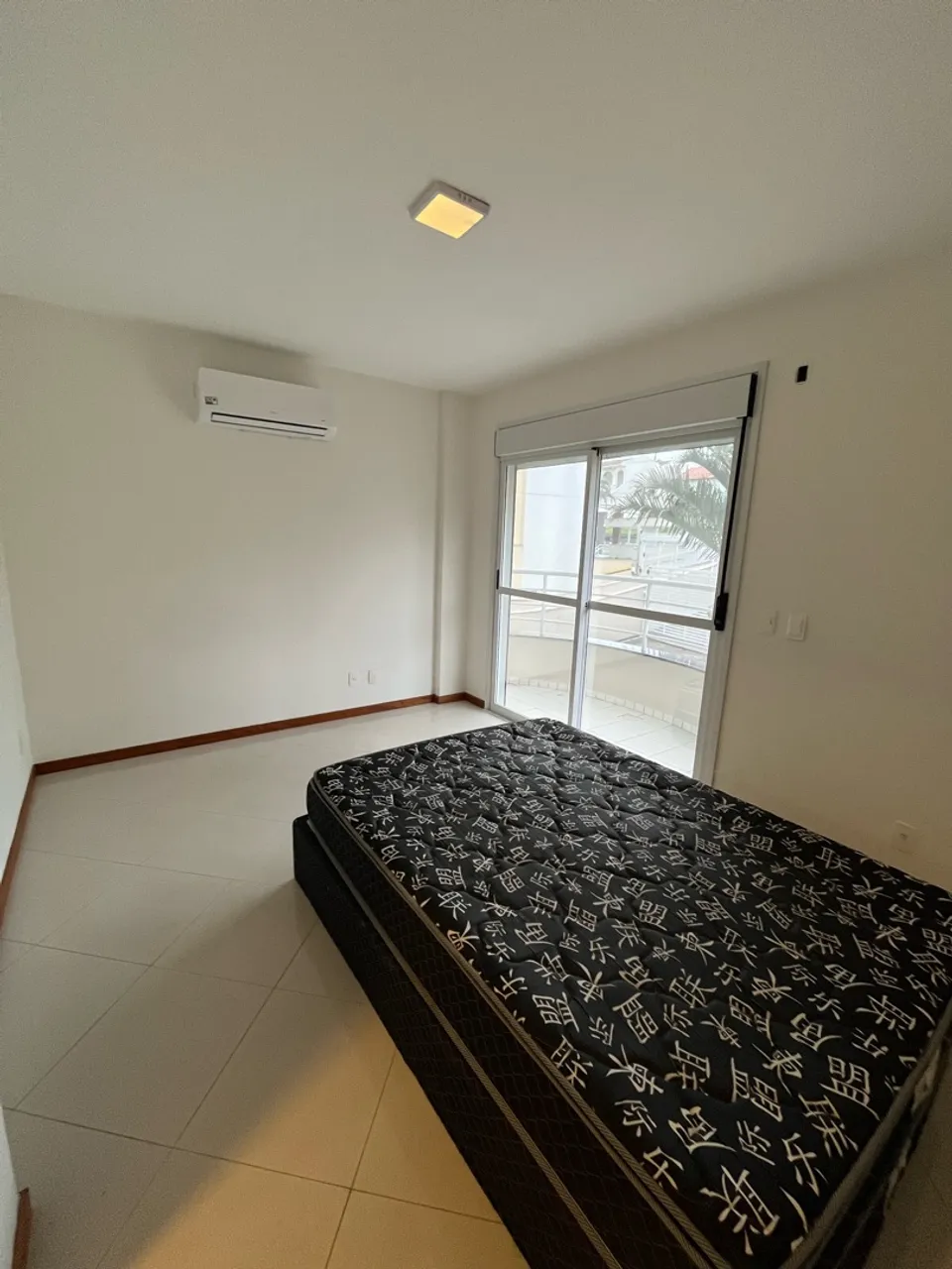 4-bedroom apartment in a building with a pool — photo 16