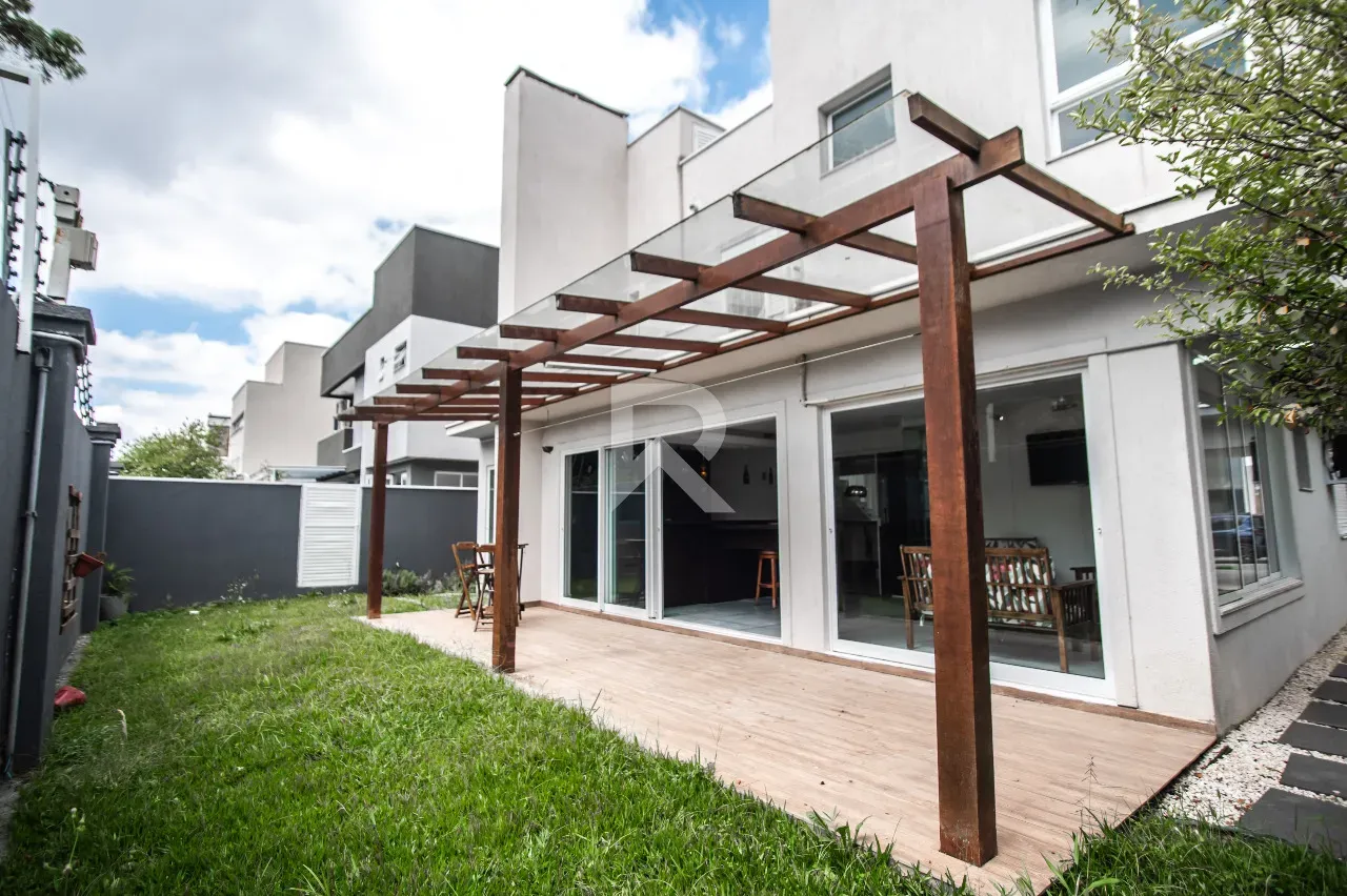 Furnished house with 4 bedrooms and 302 m² and a garden — photo 2