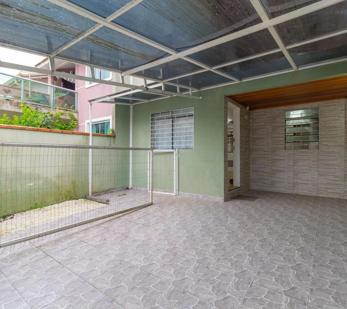 3-bedroom house with wood or laminate floors — photo 14