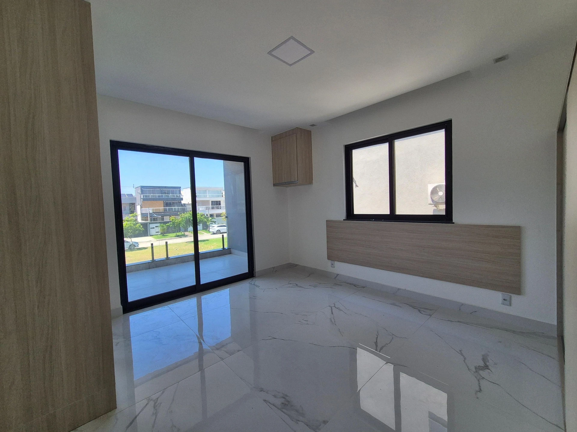 Ventanales de piso a techo y 5 dormitorios: casa de 403 m² — photo 17