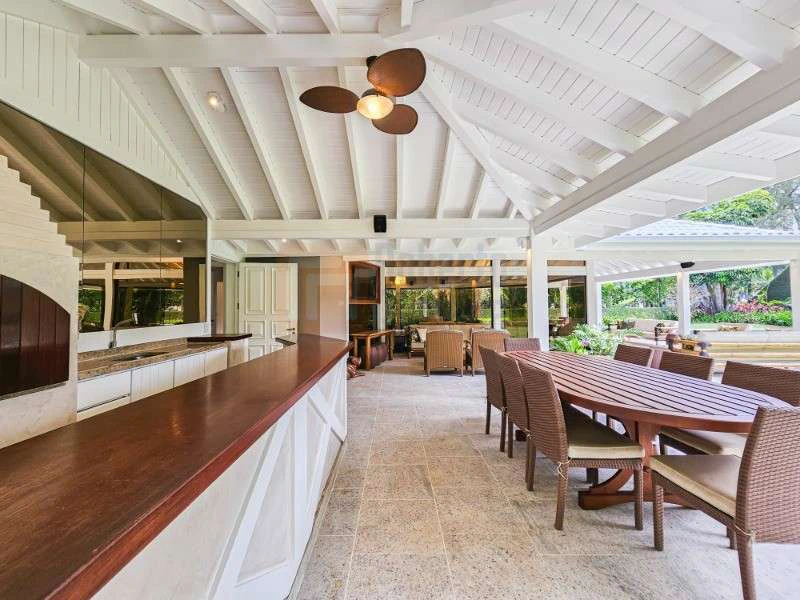 832 m² house with 6 bedrooms and an open-plan kitchen — photo 16