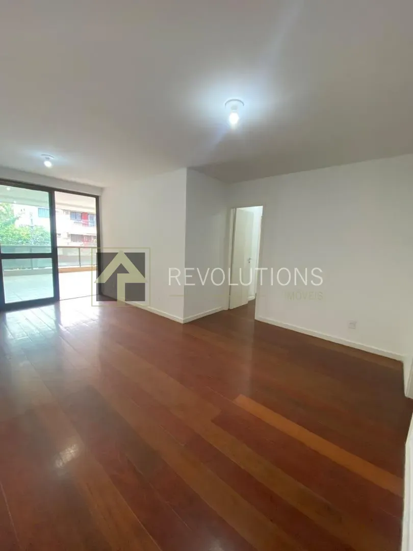 3-bedroom apartment with wood or laminate floors — photo 16