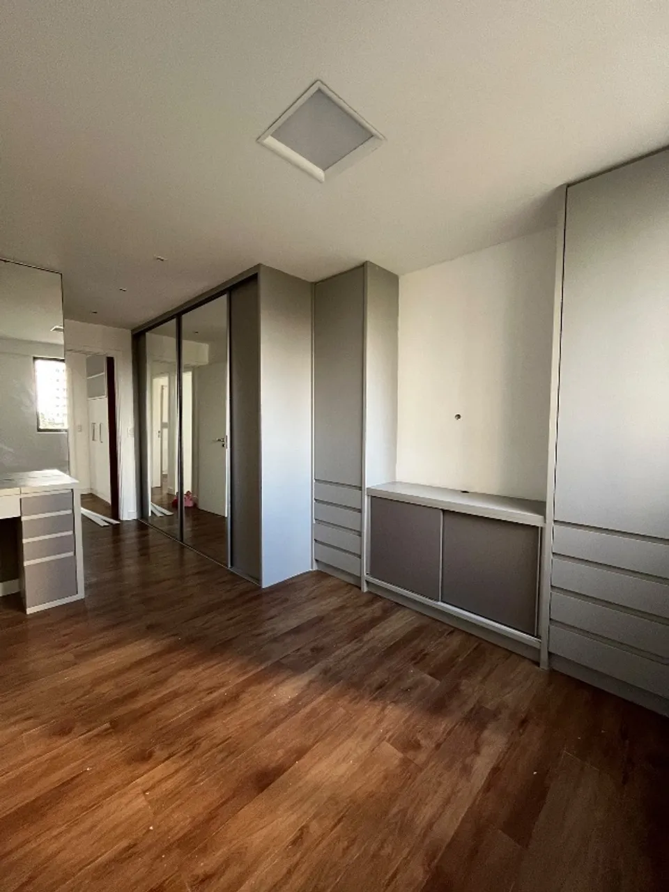 4-bedroom apartment with a walk-in closet — photo 6