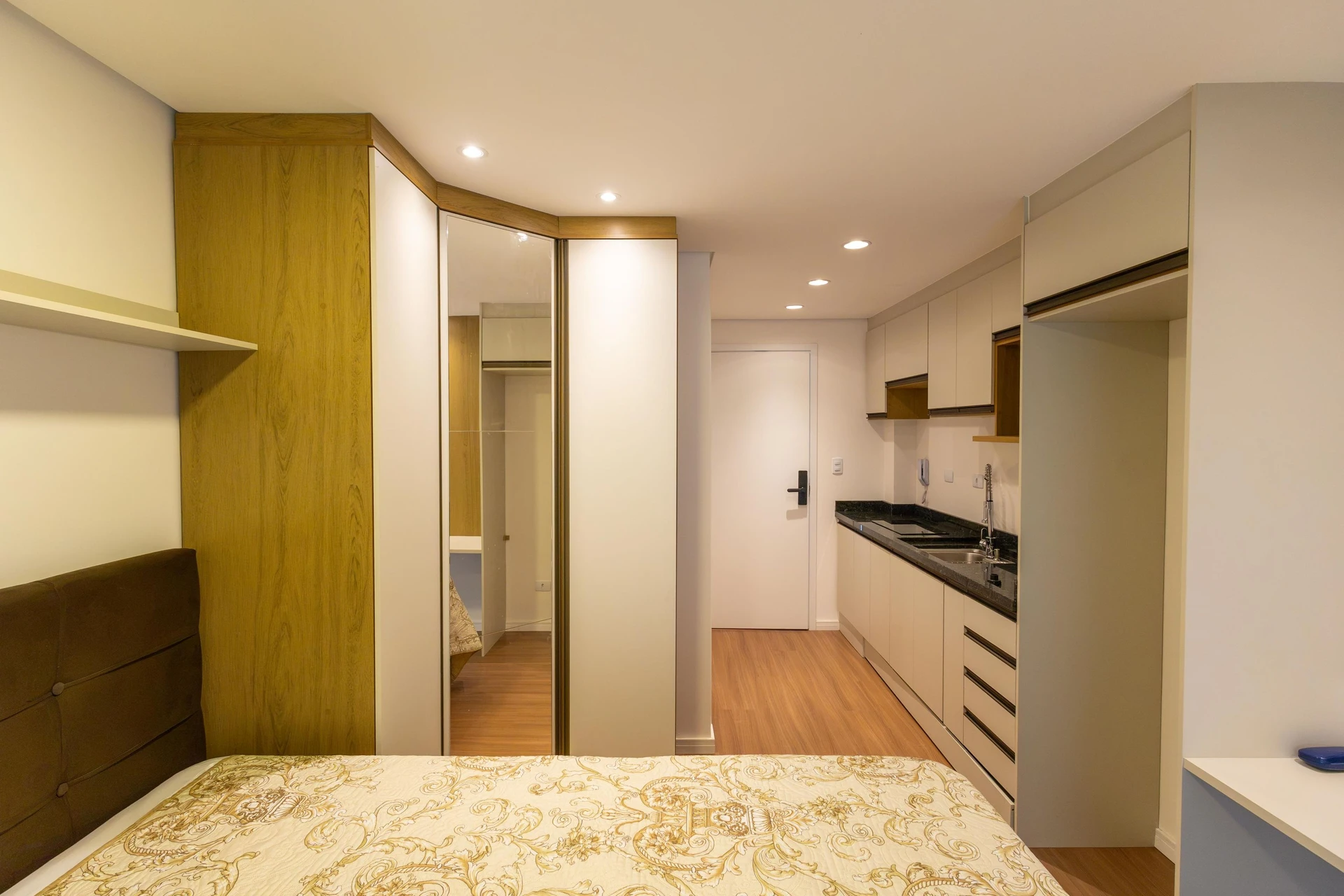 28 m² studio with a home office and a glass-enclosed balcony — photo 30