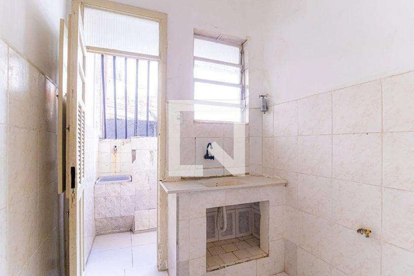 Rental apartment with 2 bedrooms and a laundry utility sink — photo 21