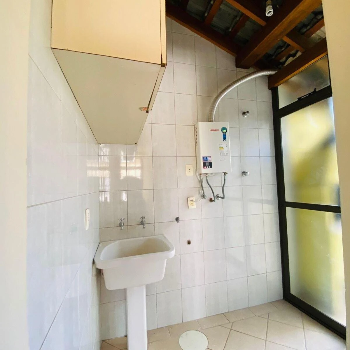 3-bedroom house with a glass-enclosed balcony in Curitiba — photo 20
