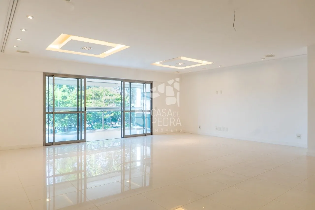 4-bedroom apartment with enclosed glass balcony — photo 2