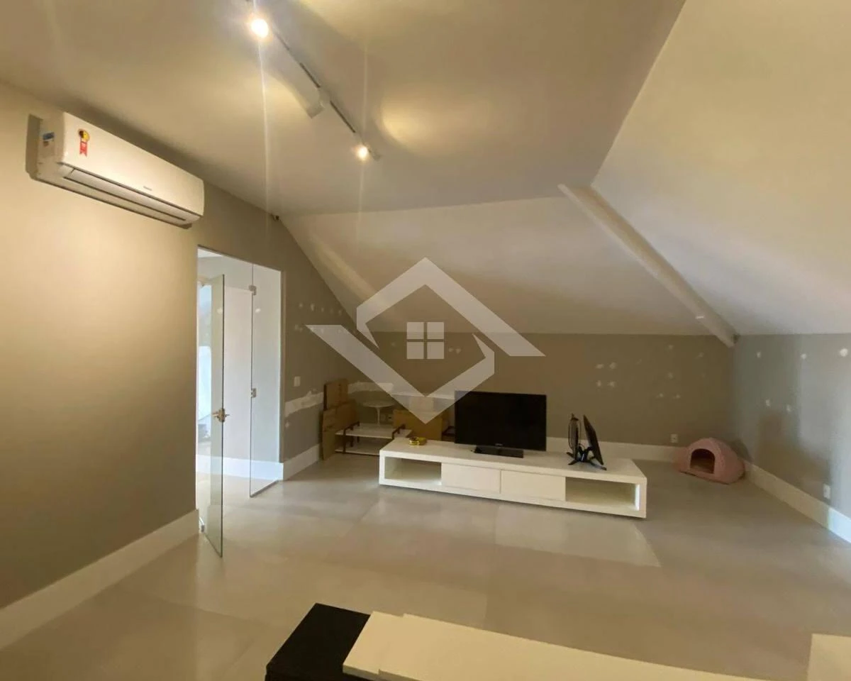 6 quartos e banheira: casa de 1000 m² — photo 24