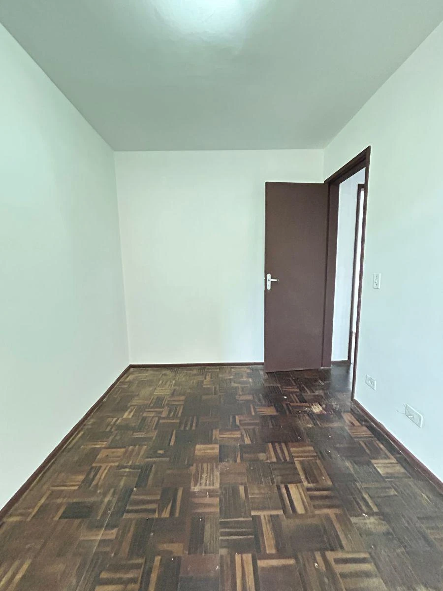 Apartamento de 3 quartos com piso de madeira ou laminado — photo 10