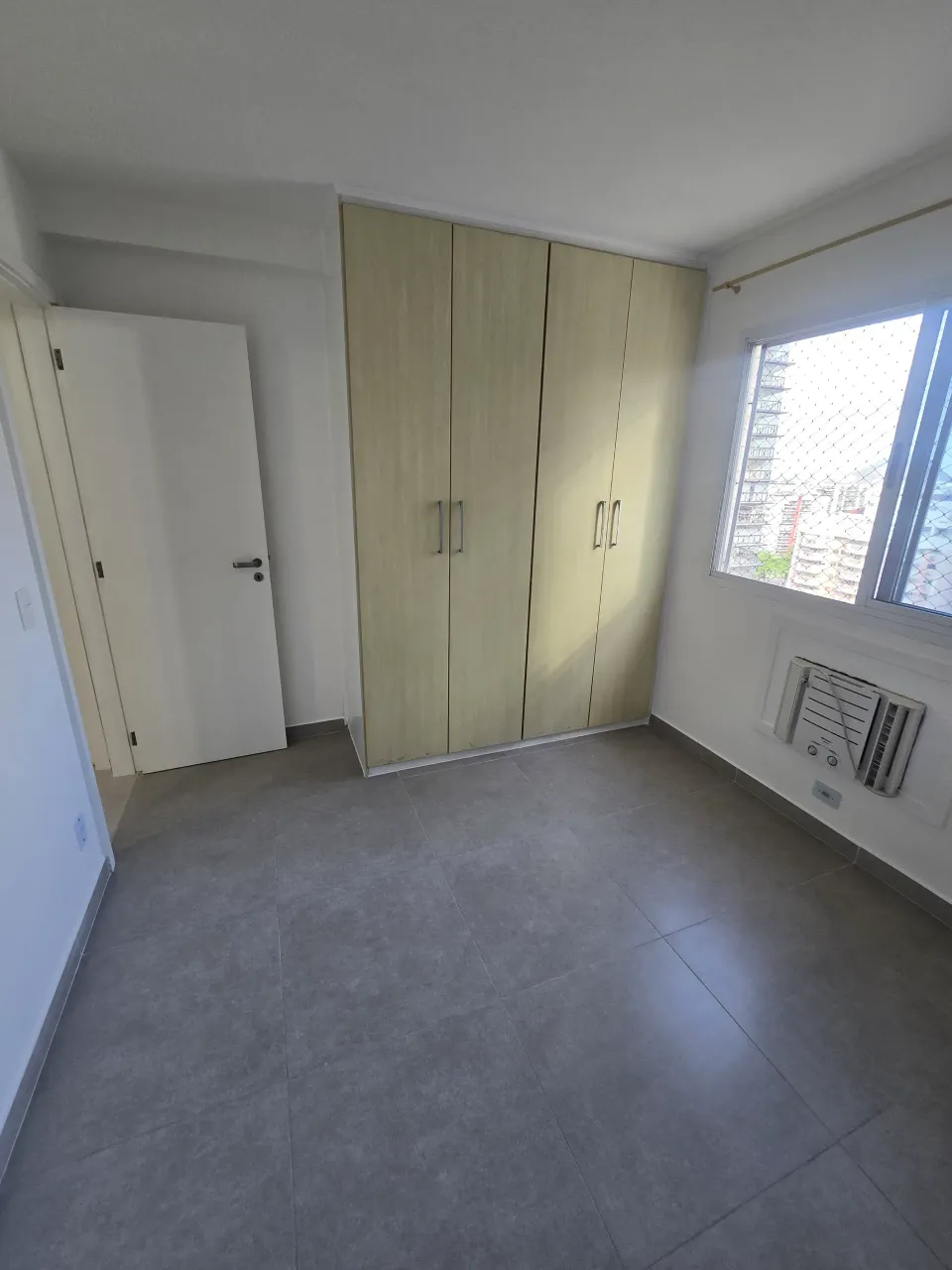4-bedroom apartment with 3 bathrooms and a balcony — photo 7