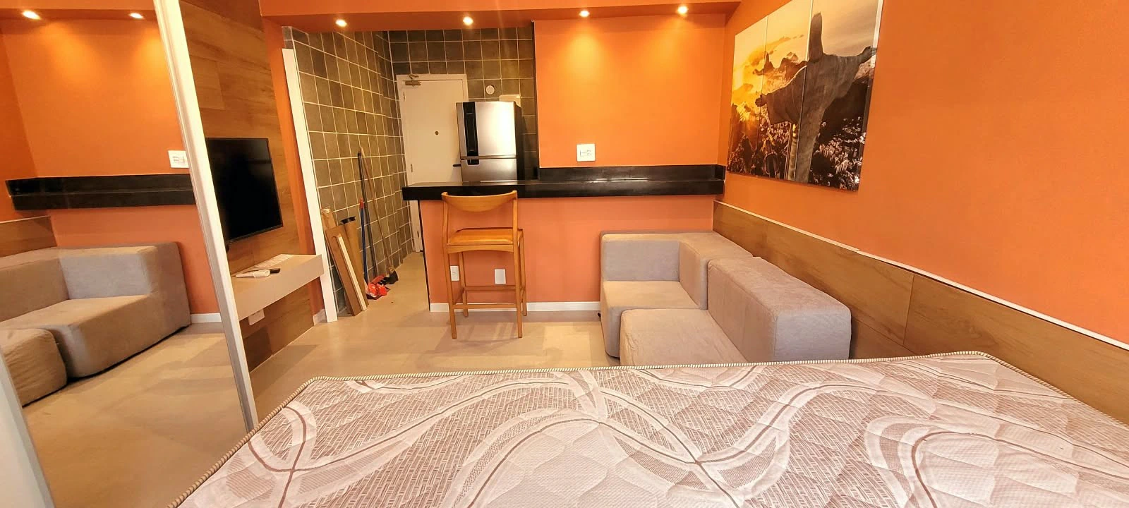 Furnished renovated studio of 30 m² with open-plan kitchen — photo 3