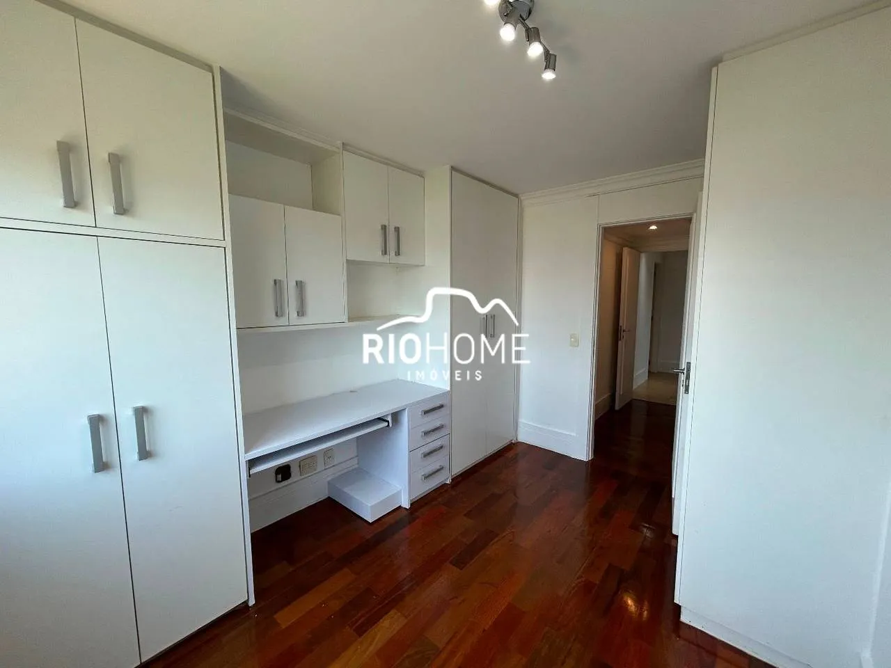Apartment, 174 m², with a glass-enclosed balcony — photo 21