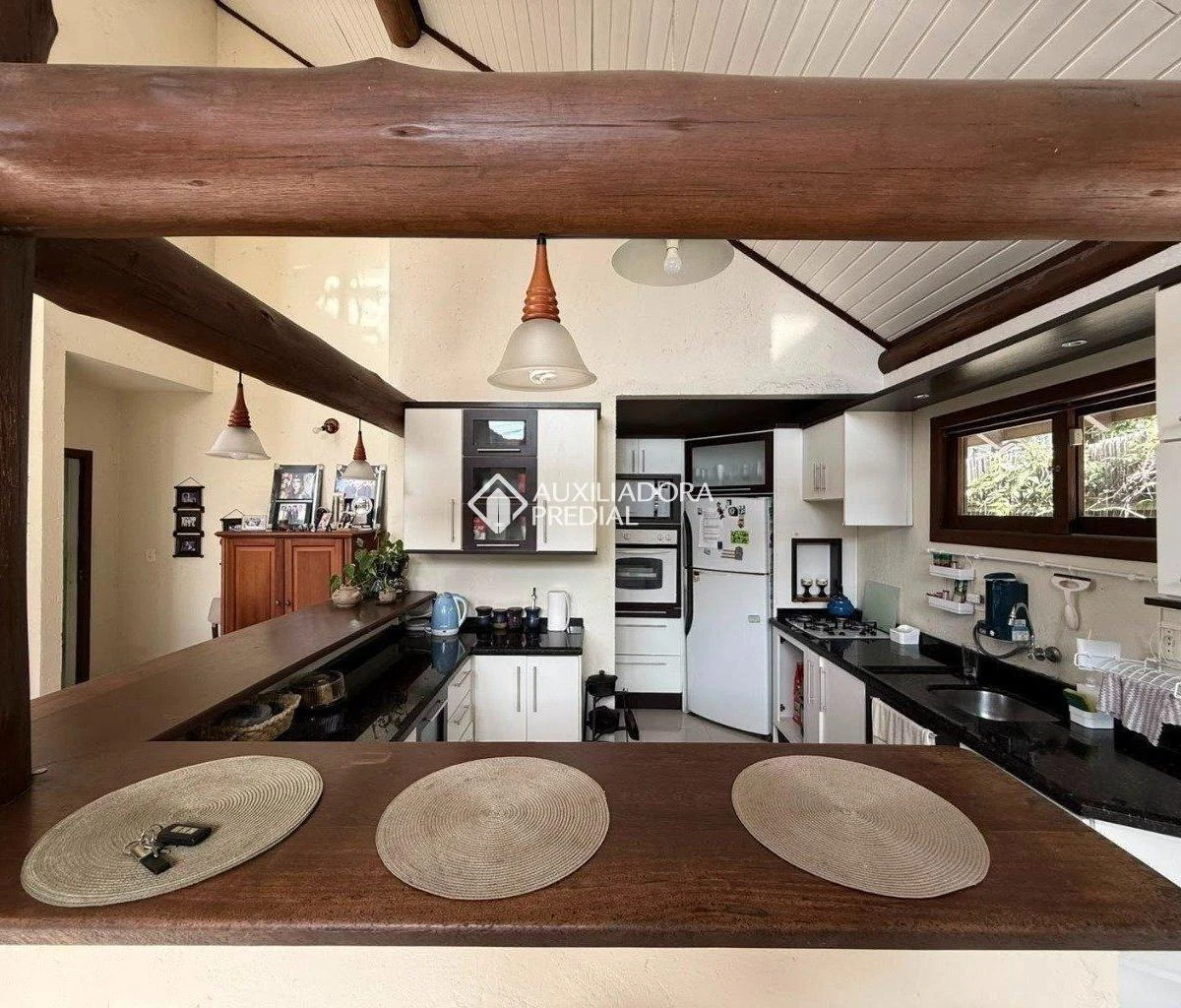 3-bedroom house with a grill on the balcony in Florianópolis — photo 18